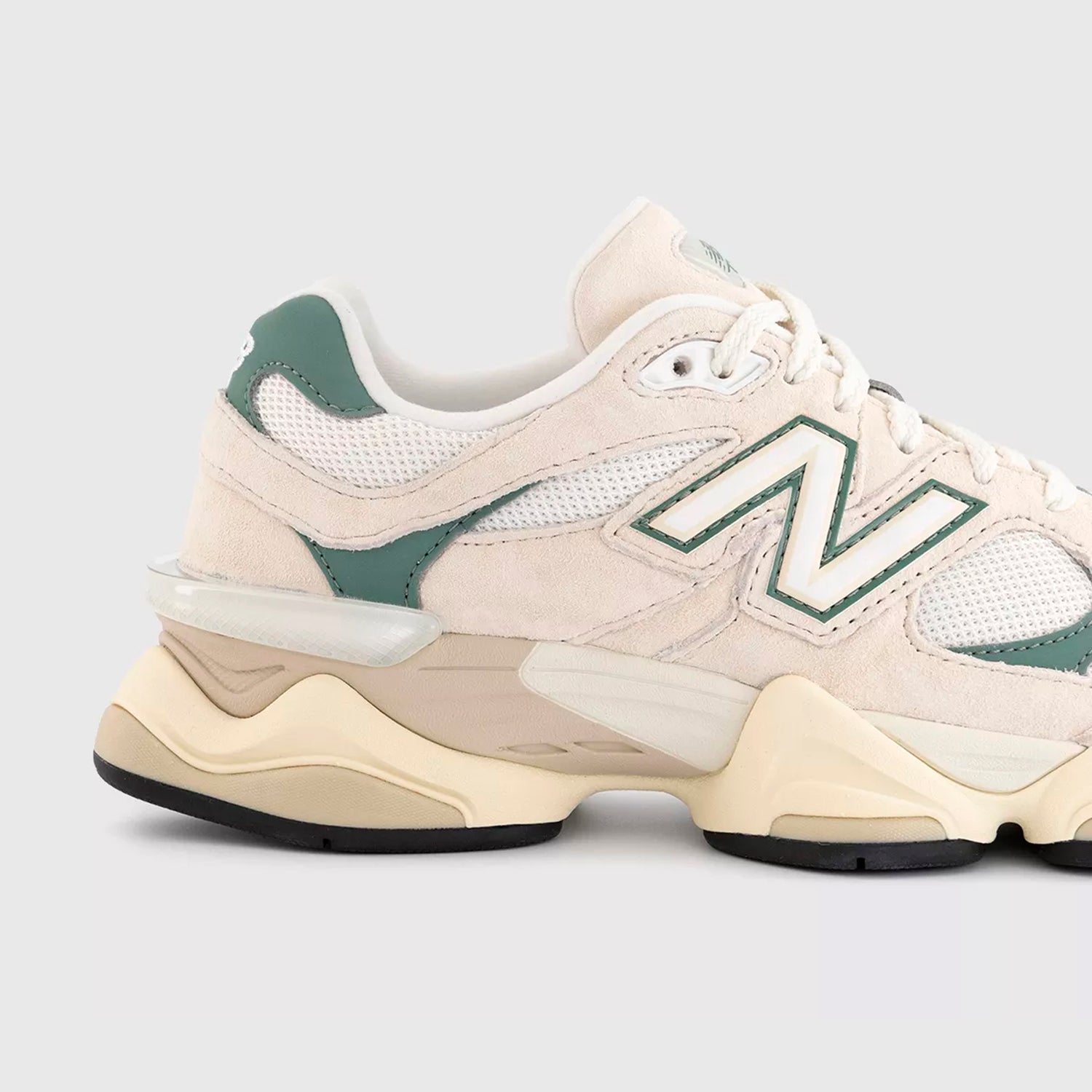 New Balance 9060 – Retro Futuristic Cushion Sneakers (Unisex)